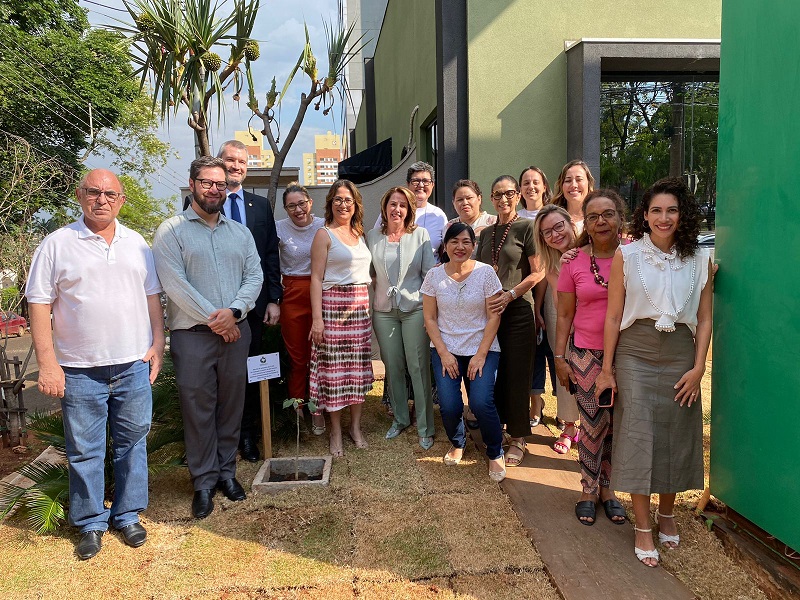 Defensoria realiza plantio de muda de Ipê-branco em alusão ao Dia da Árvore e para incentivar a amamentação