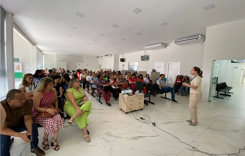 Dra Eni palestra serviço social