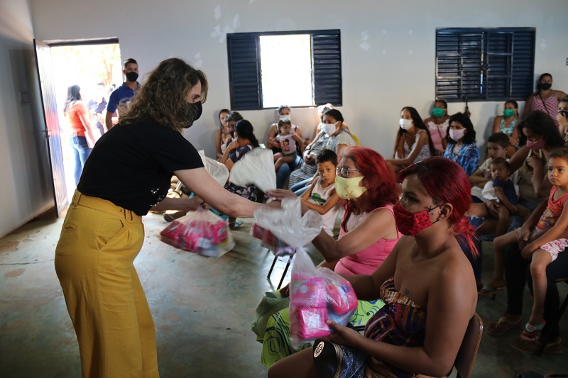 Dra Maria Rita entrega kites Cufa
