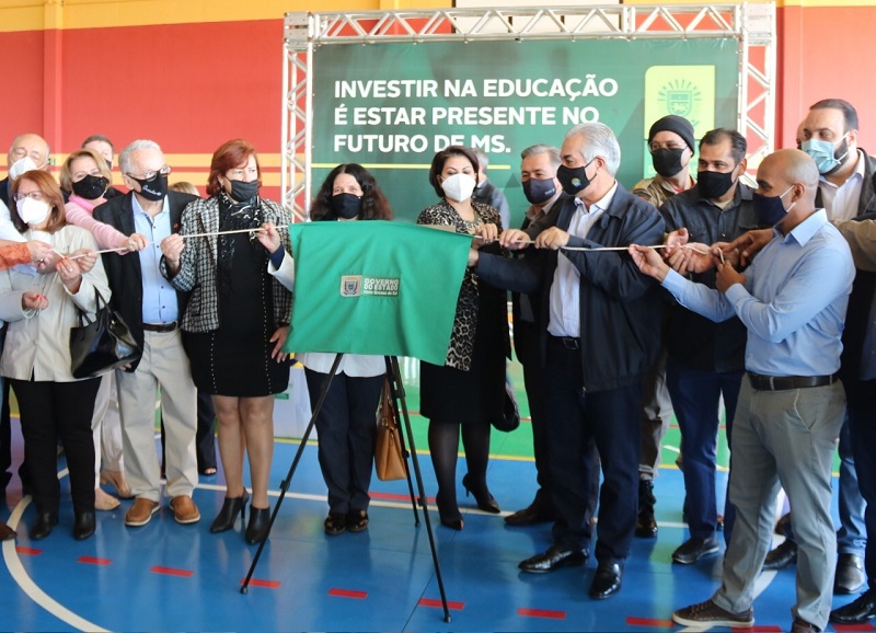 Dra Patricia e governador faixa inauguracao e escola