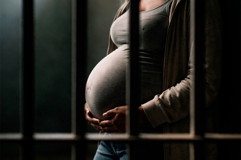 Defensoria garante liberdade de mulher grávida de 9 meses presa por engano na Capital